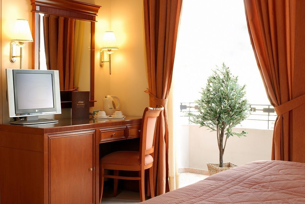 Atrium & Jacuzzi 4*