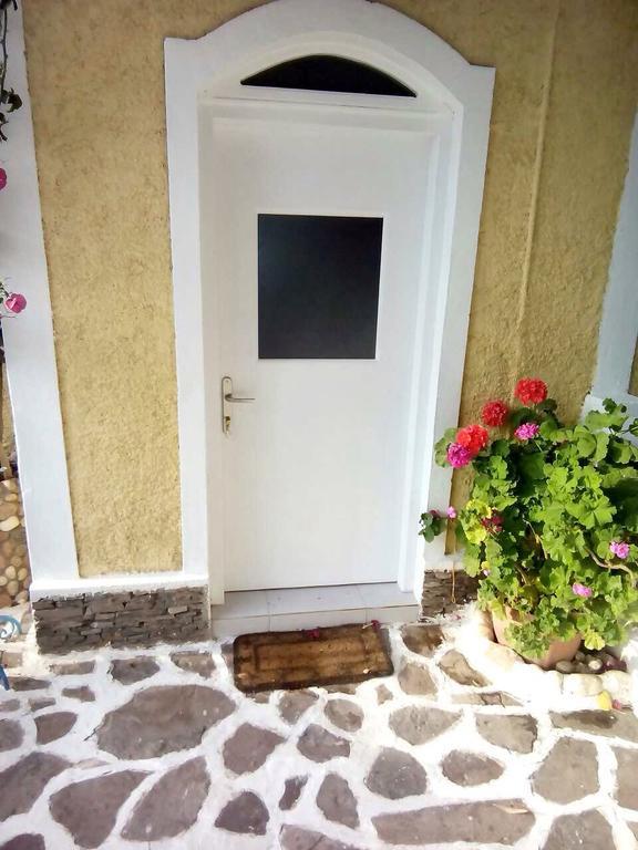 Guest house Avgerinos Paliochori Milos Island