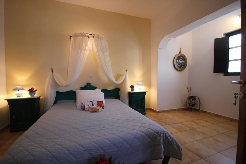 Vrachia & Hotel 2*