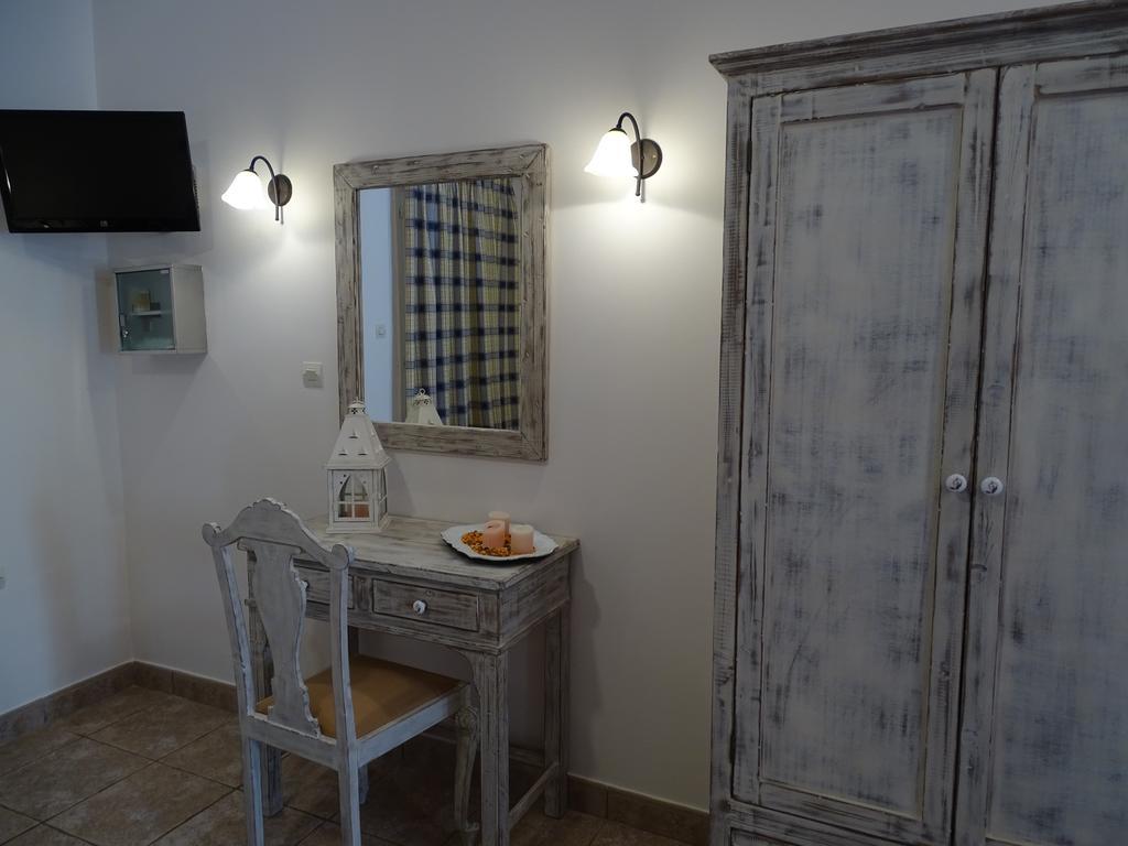 Romanza Ano Syros