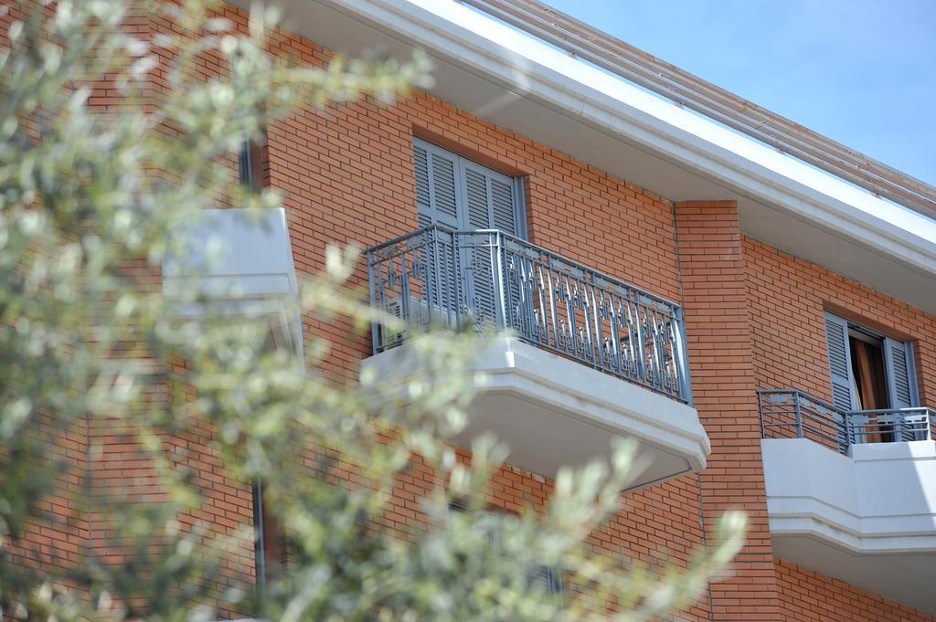 Atrium & Jacuzzi Hotel
