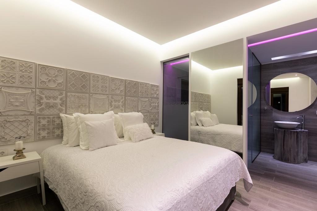Villa Antonoglou - Waterfront Luxury Retreat *