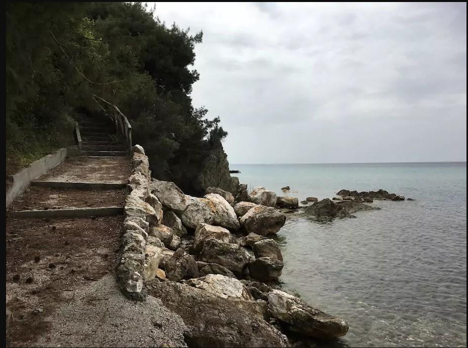 In Cavo Kastri * Nikiti (Sithonia)