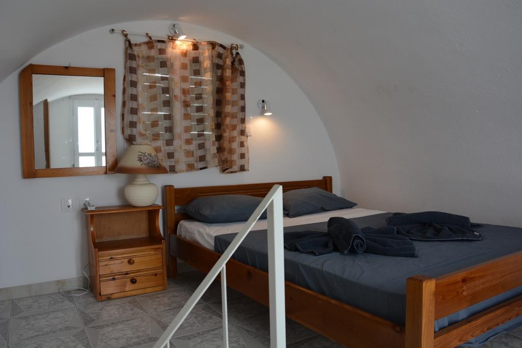 Valentino Apartment Perissa (Santorini)