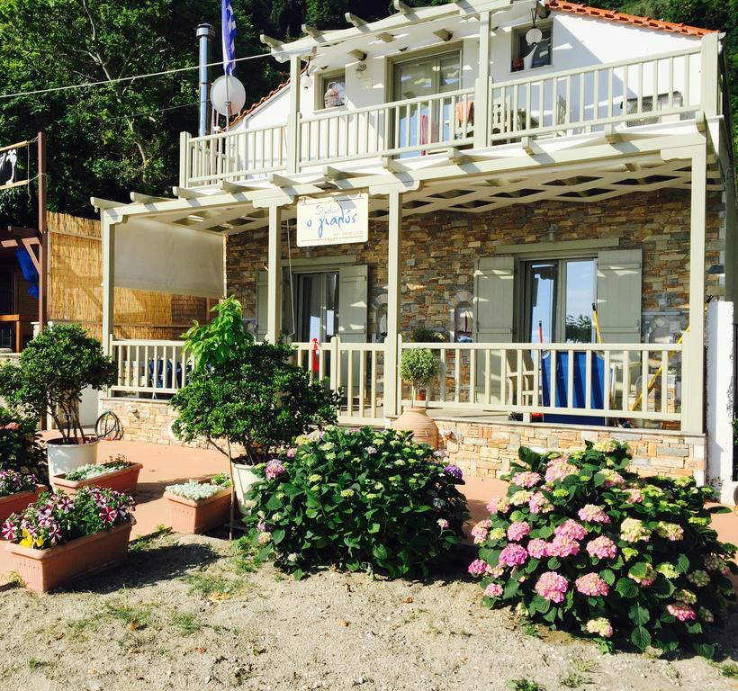 Apartment Studios Yalos *