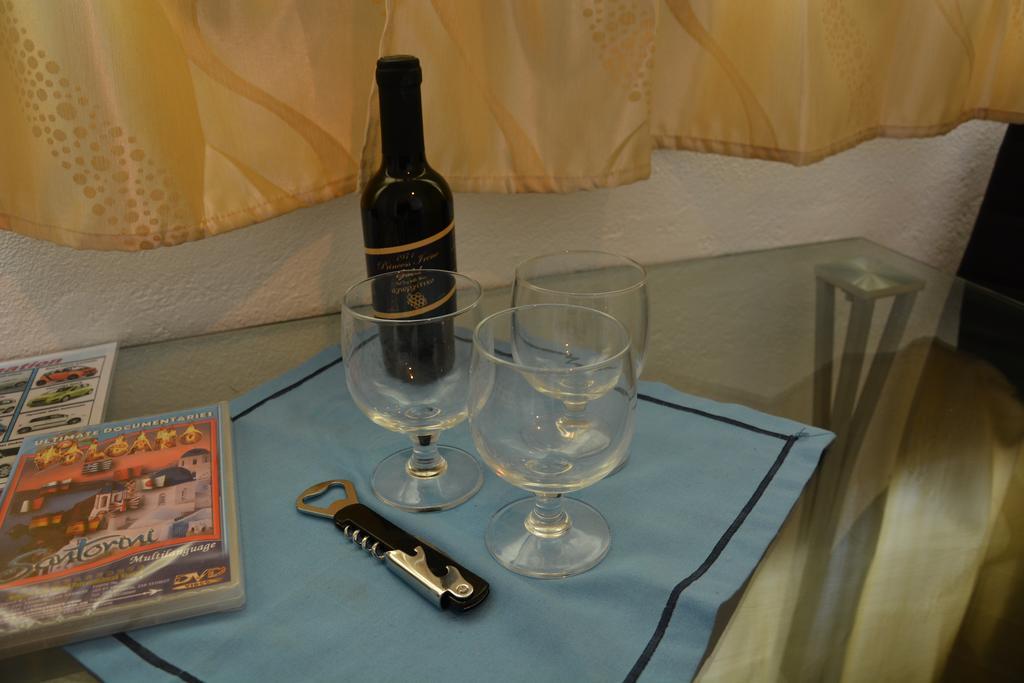 Tonaras & Perivolos (Santorini)