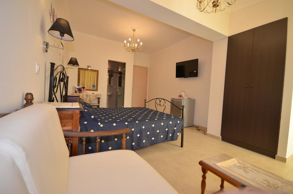 Golden Fox Studios And Suites Apartment