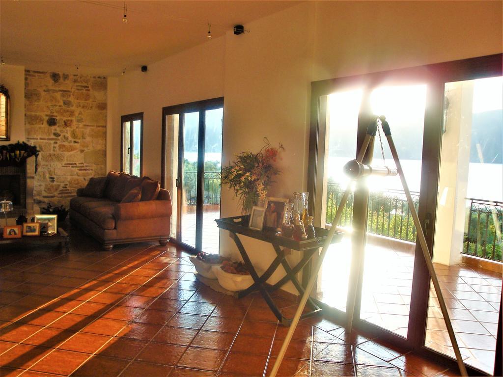 Villa Waterfront Mediterranean Skroponeria