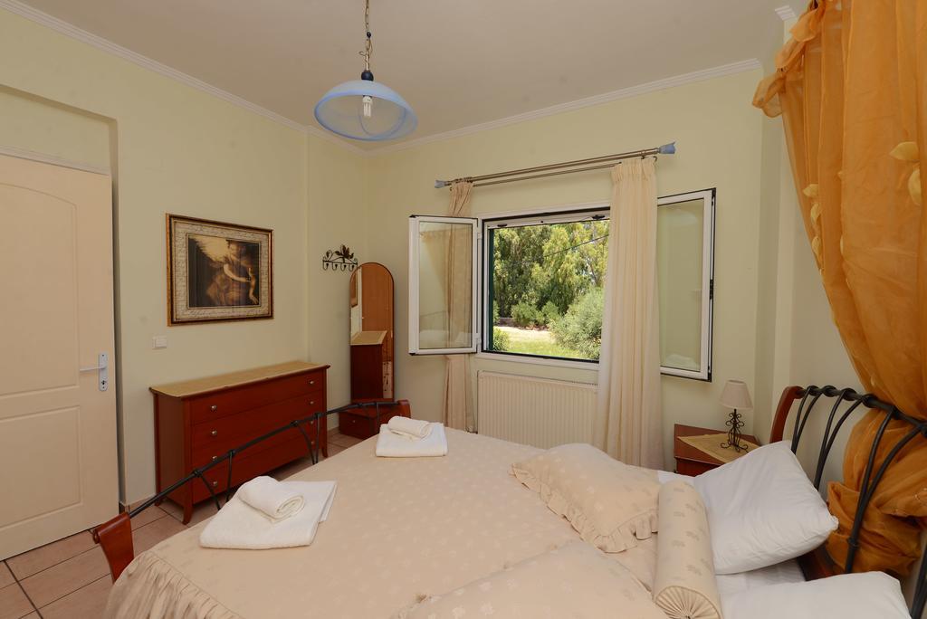 Roula's & Apartment *