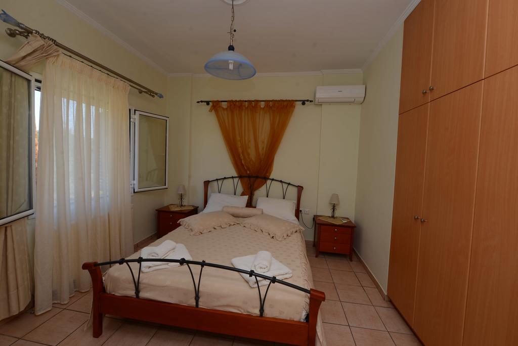 Roula's & Apartment *