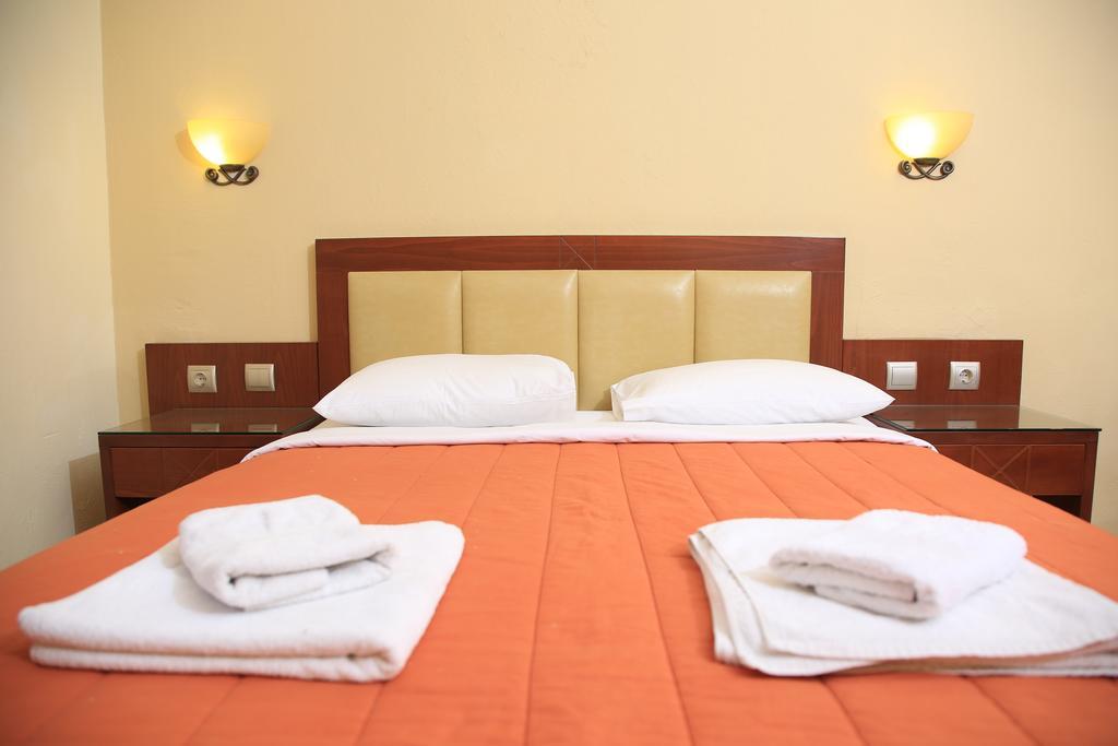 Zeus Hotel *