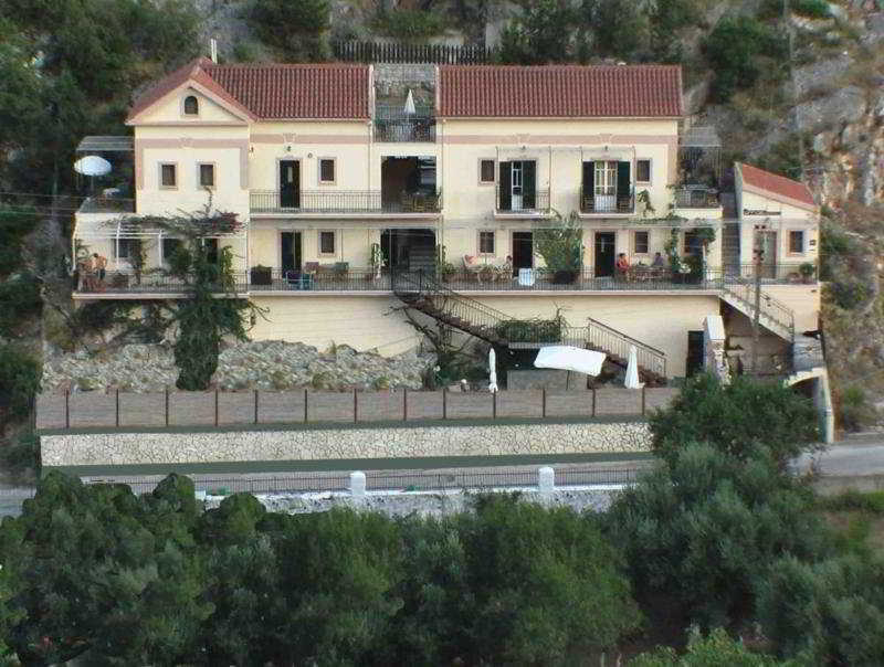 Aristotelis Aparthotel Frikes