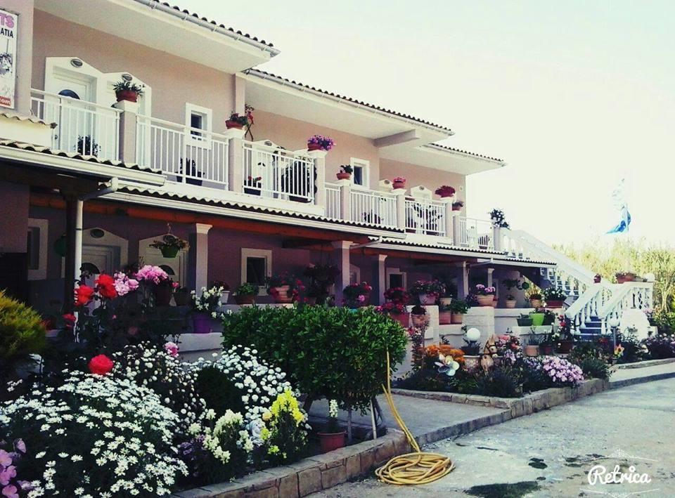 Santa Barbara Lakis Aparthotel Perivolion