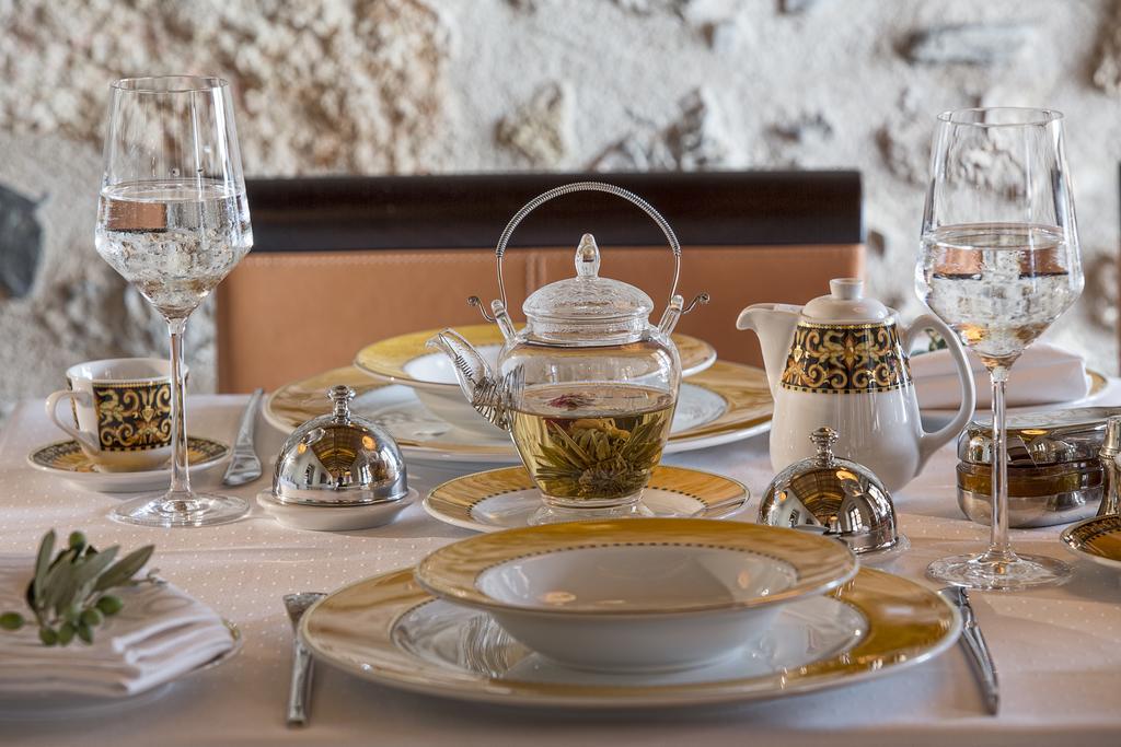 Moni Emvasis Luxury Hotel