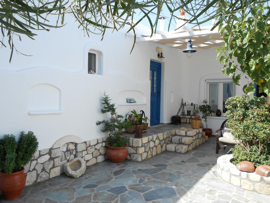 Floras Guest house Pollonia