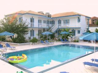 Blue White Apartments - Kefallonia Poolside Retreats 3*
