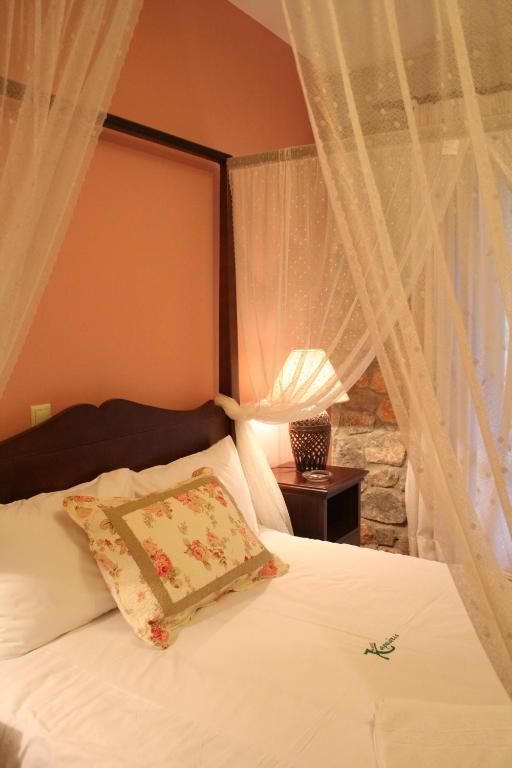 Karyatis Hotel 3*