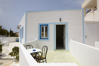 Loucas And Emma Family Perissa (Santorini)