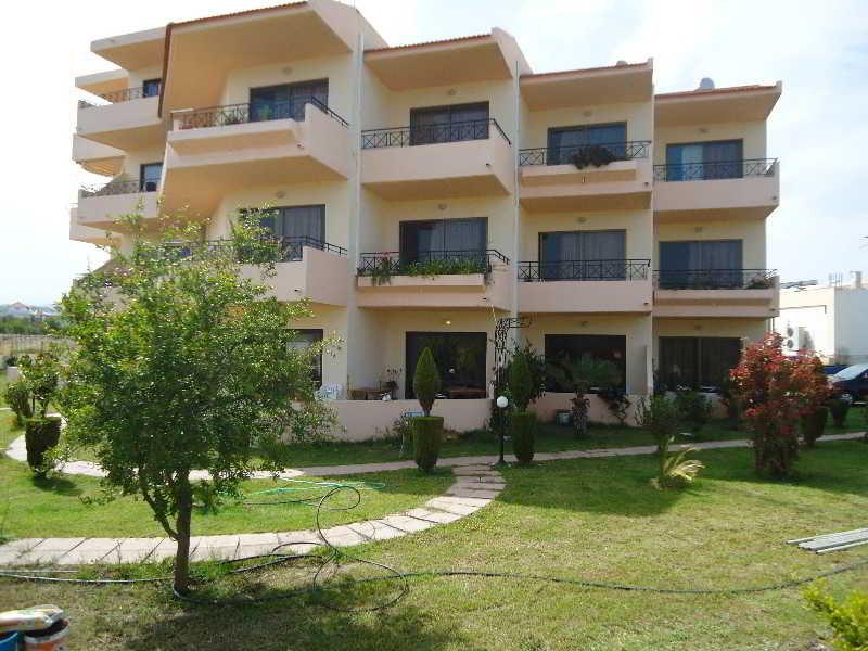 Lyristis Dinos & Aparthotel