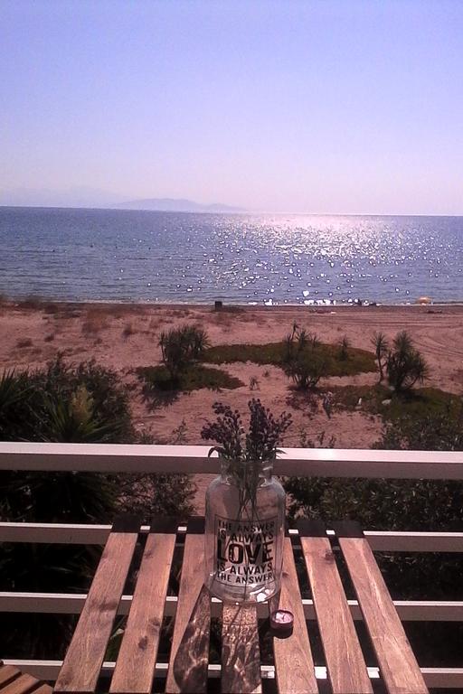 Goldie's By The Sea *