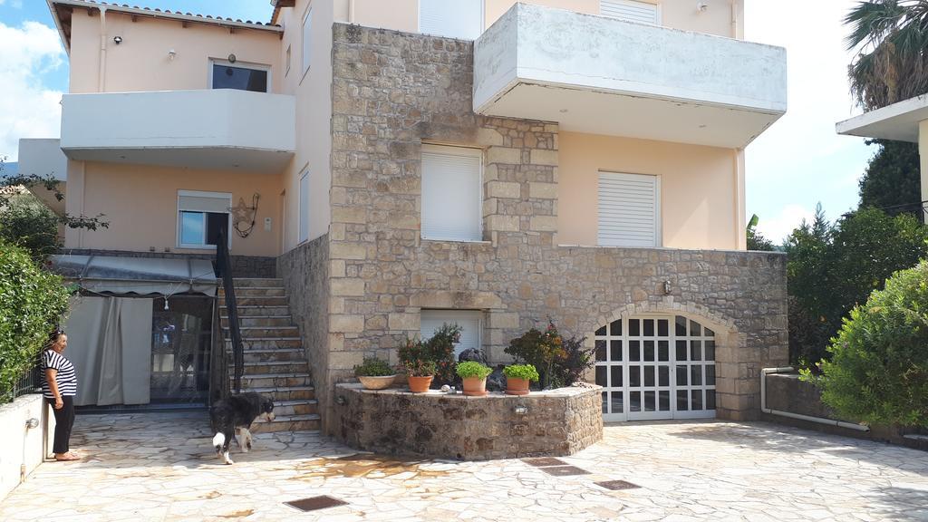 Avia Beachfront Villa *
