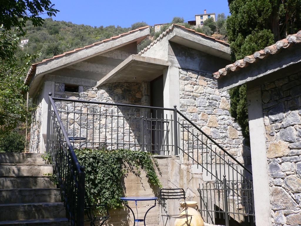 Kyparissi & Apartment Tiros