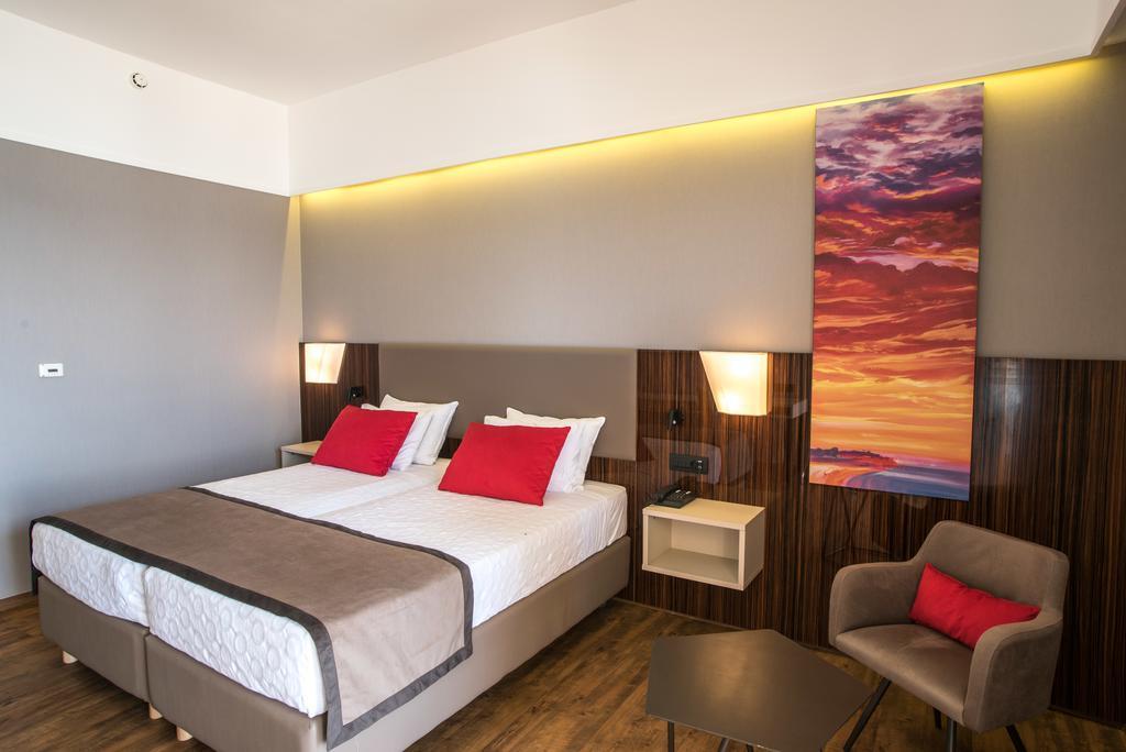 Hotel Ramada Plaza By Wyndham Thraki