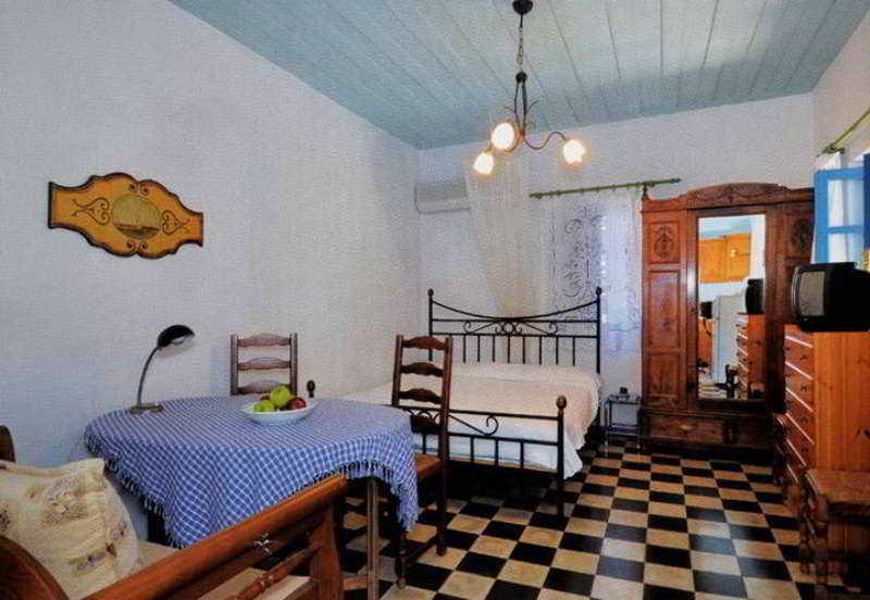 Akrotiri Aparthotel 2*