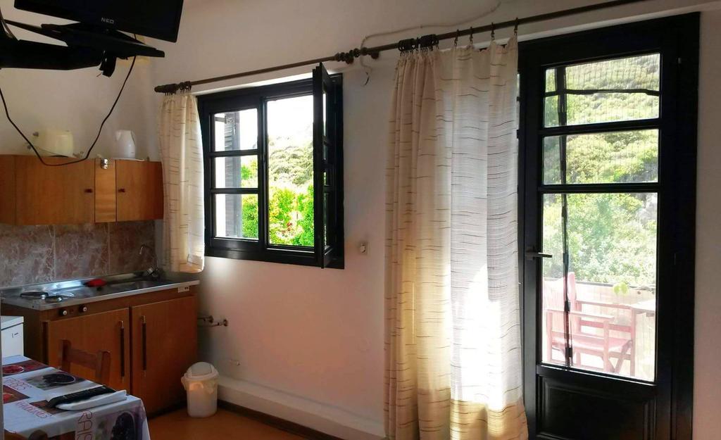 Apartment Kostas - ενοικιαζόμενα με κουζινάκι *