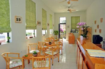 Debby Aparthotel