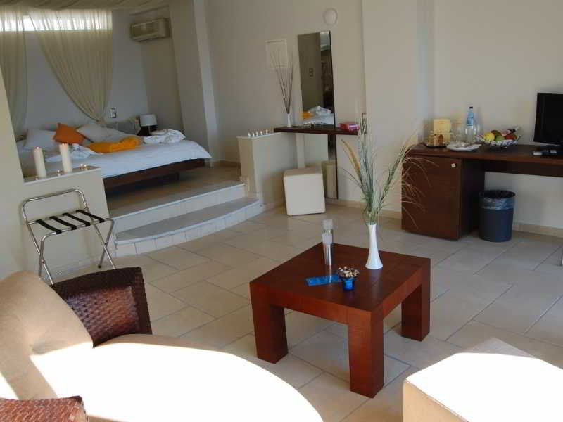 Antinea & Hotel Kamari (Santorini)