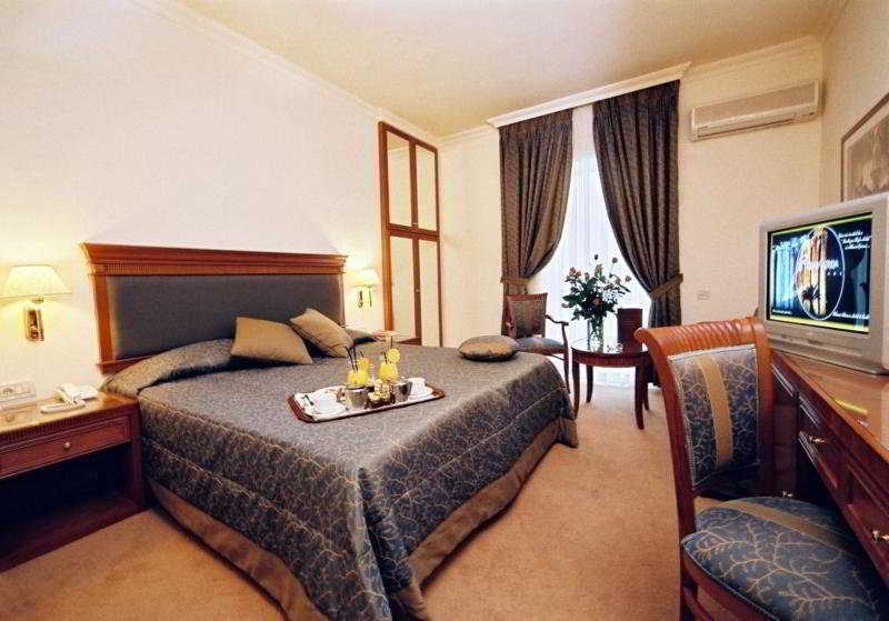 Atrium & Jacuzzi