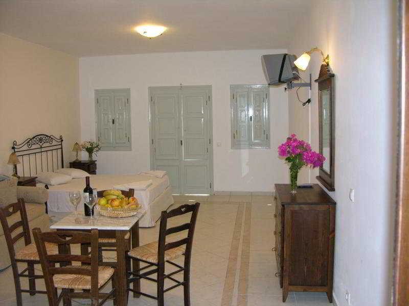 Salty 3* Perissa (Santorini)