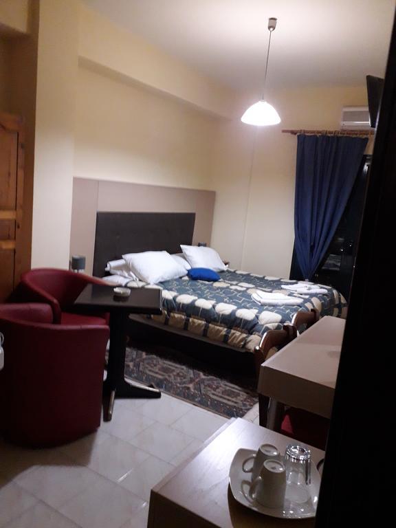 Parthenon Hotel *