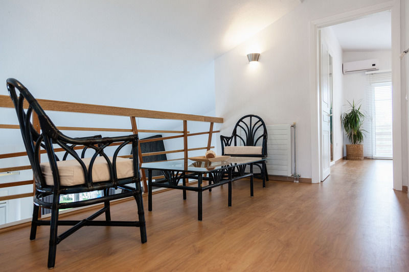 The White At Sani Apartment *