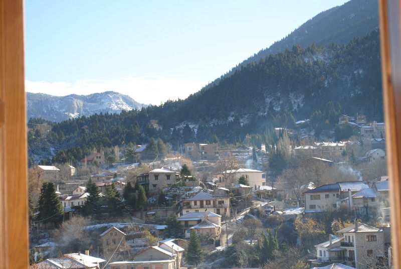 To Balkoni Tis Agorianis 2*