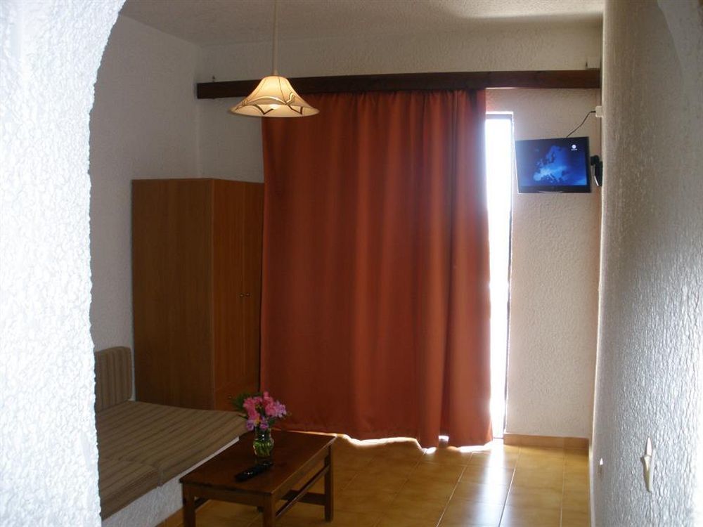 Karavos Aparthotel 2*