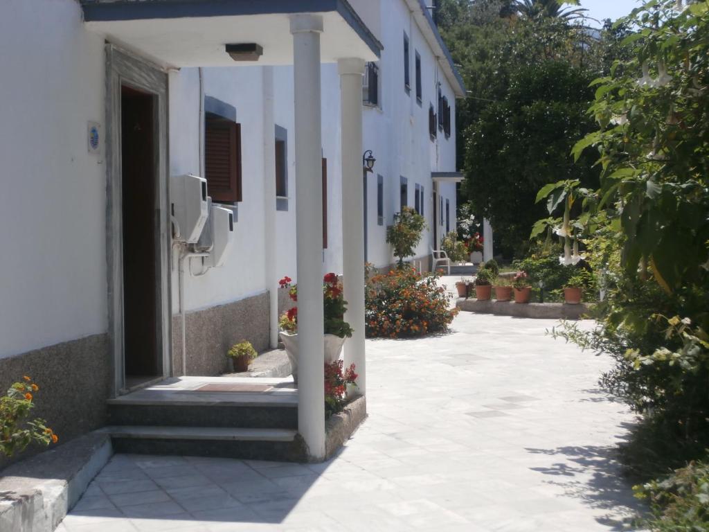 Harry's Bar & 1 Aparthotel Acharavi (Corfu)