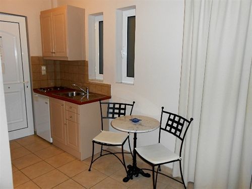 Lambrinos Aparthotel 2*