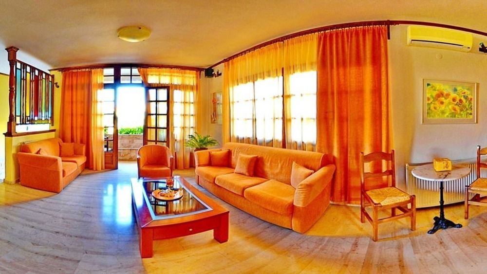 Casa Blue Hotel, Philian And
