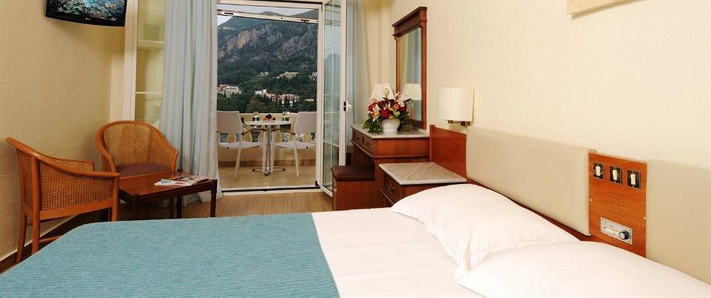 Akrotiri - Adult Friendly Paleokastritsa