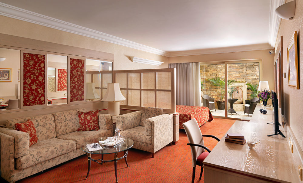 Holiday Suites