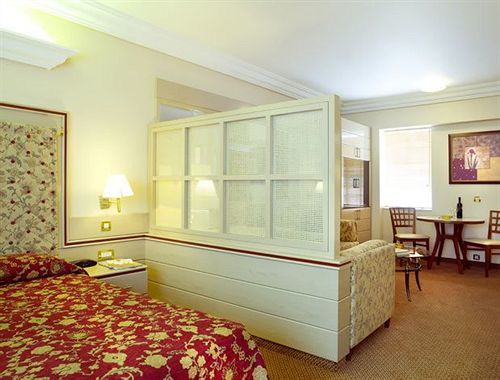 Hotel Holiday Suites 4*