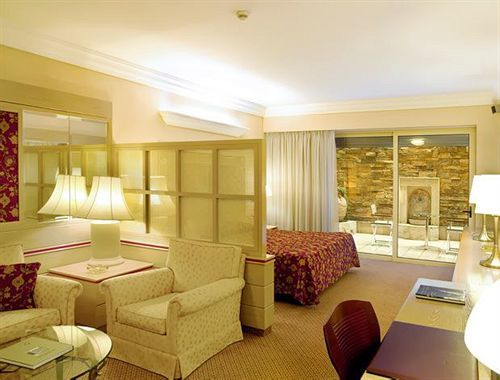 Holiday Suites Hotel 4*