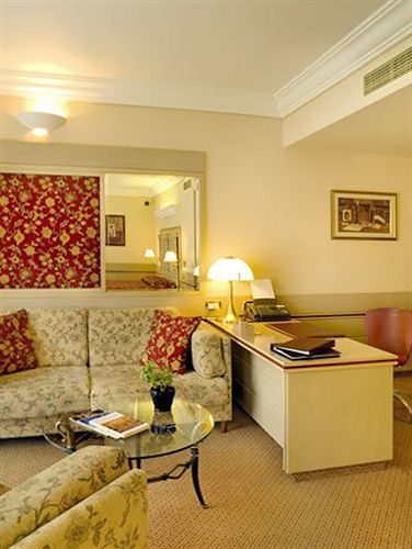 Hotel Holiday Suites