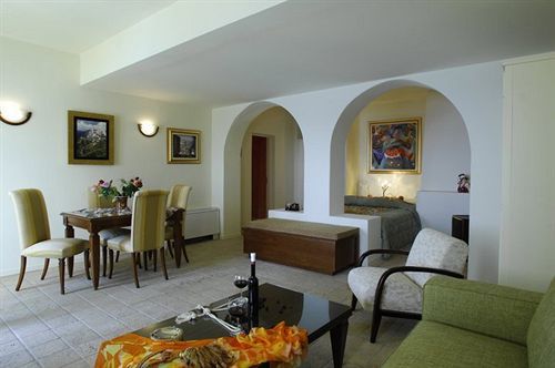 Adamis Majesty Fira (Santorini)