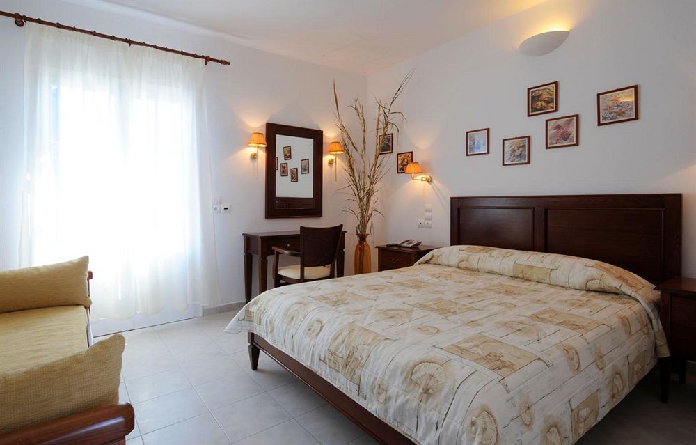 Vardia Bay Karavostasis (Folegandros)