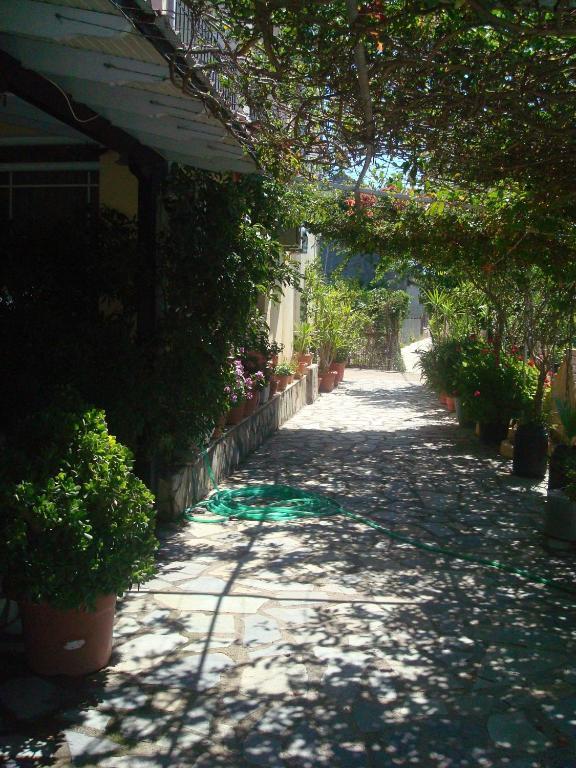 Polyxenis Aparthotel