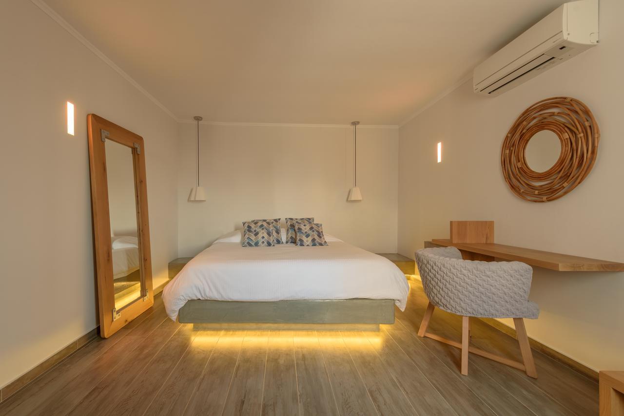 Pantheon Deluxe 4* Imerovigli (Santorini)