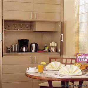 Hotel Holiday Suites 4*